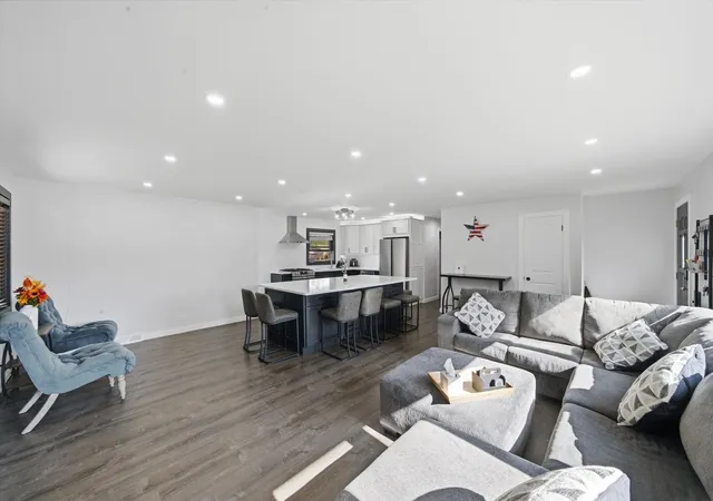Photo 4 of Single family home for sale at 2818 W 101st Street, Evergreen Park, IL 60805 | MLS# 12787879 | Listing updated on 2026-10-24