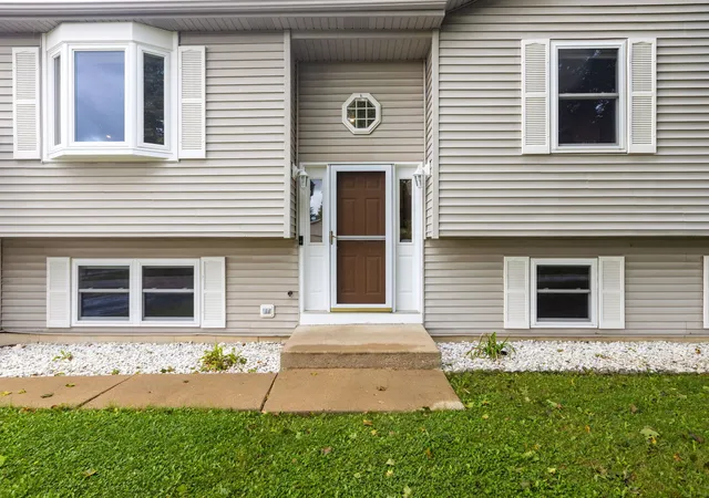 Photo 3 of Single family home for sale at 219 Newport Trl, Mc Henry, IL 60050 | MLS# 12787900 | Listing updated on 2026-10-23