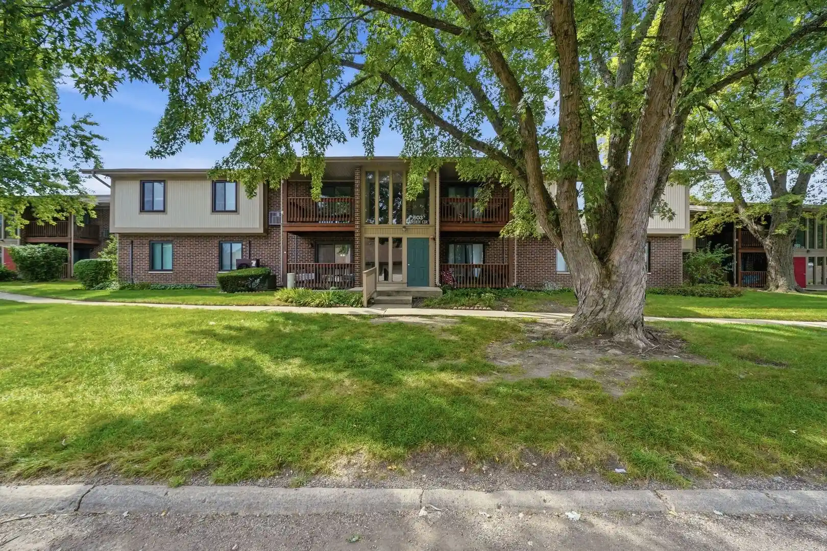 Listing Photo 2 - Condo for sale in 603 Gdn Cir located at 603 Gdn Cir, Streamwood, IL 60107 - Unit 603 Garden Cir