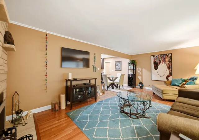 Photo 1 of Single family home for sale at 237 W Jackson St, Elmhurst, IL 60126 | MLS# 12787931 | Listing updated on 2026-10-27