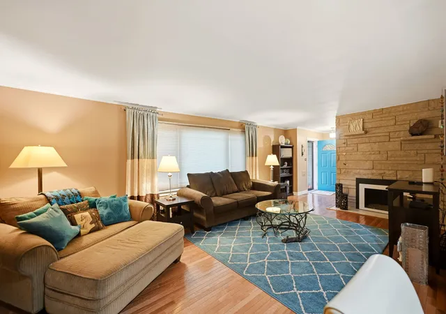 Photo 2 of Single family home for sale at 237 W Jackson St, Elmhurst, IL 60126 | MLS# 12787931 | Listing updated on 2026-10-27