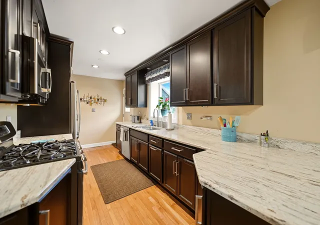 Photo 3 of Single family home for sale at 237 W Jackson St, Elmhurst, IL 60126 | MLS# 12787931 | Listing updated on 2026-10-27