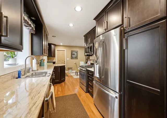 Photo 4 of Single family home for sale at 237 W Jackson St, Elmhurst, IL 60126 | MLS# 12787931 | Listing updated on 2026-10-27