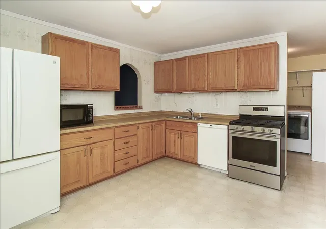 Photo 4 of Single family home for sale at 1606 Alexander Ave, Streamwood, IL 60107 | MLS# 12787933 | Listing updated on 2026-10-22