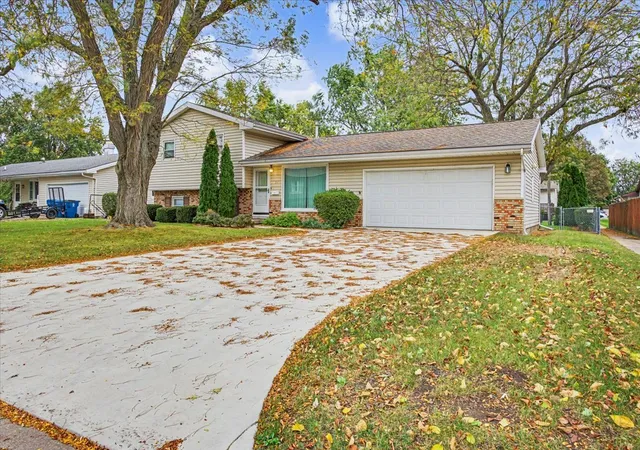 Photo 1 of Single family home for sale at 804 N Illini Ave, Pontiac, IL 61764 | MLS# 12787986 | Listing updated on 2026-10-20