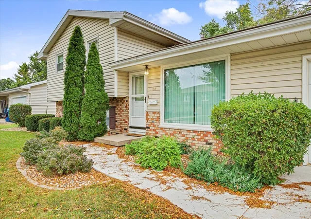 Photo 2 of Single family home for sale at 804 N Illini Ave, Pontiac, IL 61764 | MLS# 12787986 | Listing updated on 2026-10-20