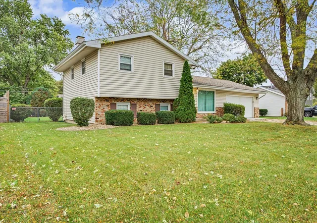 Photo 3 of Single family home for sale at 804 N Illini Ave, Pontiac, IL 61764 | MLS# 12787986 | Listing updated on 2026-10-20