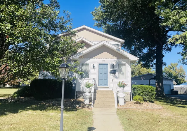Single family home for sale at 808 W Lexington St, Marion, IL 62959 | MLS# 12787992