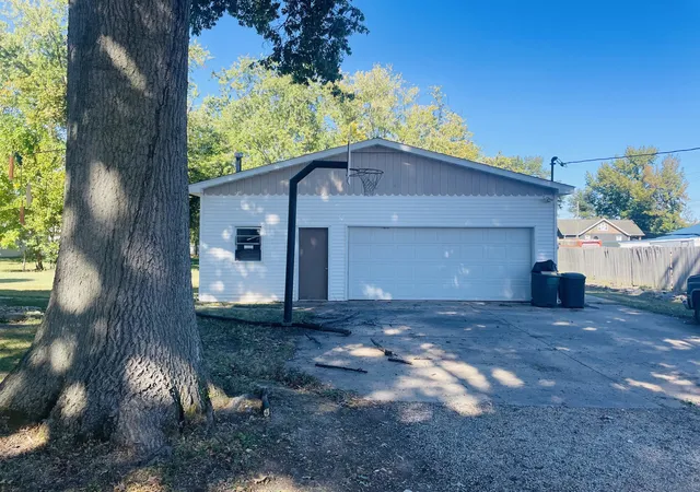 Photo 3 of Single family home for sale at 808 W Lexington St, Marion, IL 62959 | MLS# 12787992 | Listing updated on 2026-10-20