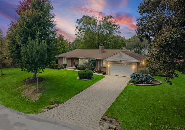 Photo 2 of Single family home for sale at 1102 W Burgoyne Rd, Arlington Heights, IL 60004 | MLS# 12787995 | Listing updated on 2026-10-23