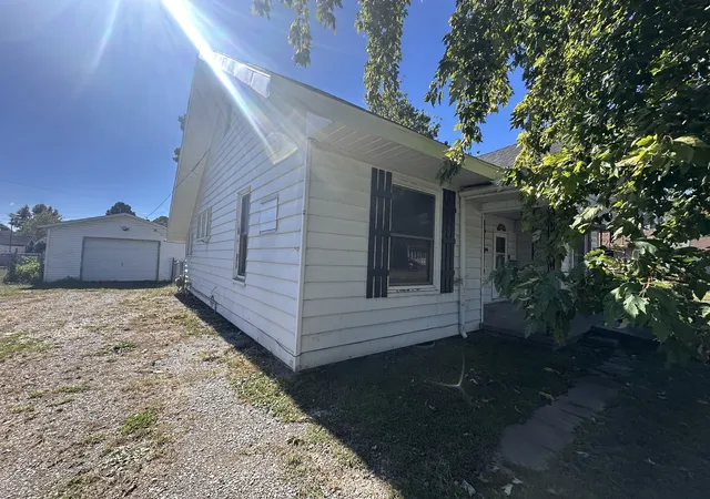Photo 3 of Single family home for sale at 906 E Summers St, West Frankfort, IL 62896 | MLS# 12788020 | Listing updated on 2026-10-23