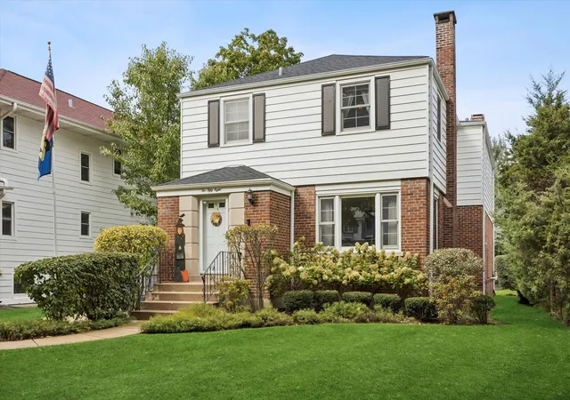 Photo 1 of Single family home for sale at 258 Lawton Rd, Riverside, IL 60546 | MLS# 12788043 | Listing updated on 2026-10-23