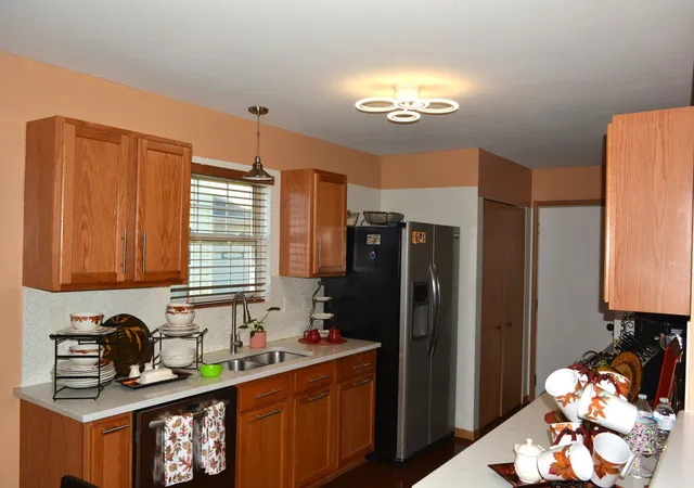 Photo 3 of Single family home for sale at 21532 Cormorant St, Crest Hill, IL 60403 | MLS# 12788069 | Listing updated on 2026-10-20
