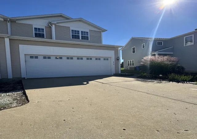 Photo 2 of Townhouse for sale at 661 Fieldcrest Dr #B, South Elgin, IL 60177 | MLS# 12788084 | Listing updated on 2026-10-20