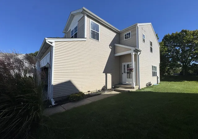 Photo 3 of Townhouse for sale at 661 Fieldcrest Dr #B, South Elgin, IL 60177 | MLS# 12788084 | Listing updated on 2026-10-20