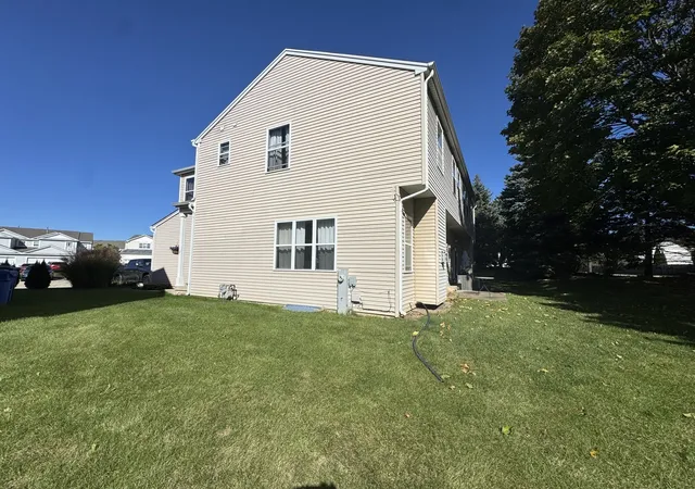 Photo 4 of Townhouse for sale at 661 Fieldcrest Dr #B, South Elgin, IL 60177 | MLS# 12788084 | Listing updated on 2026-10-20