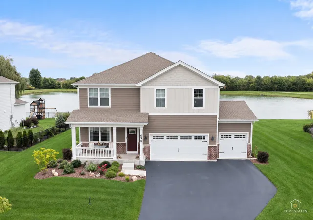 Photo 2 of Single family home for sale at 695 Kentshire Cir, Elgin, IL 60124 | MLS# 12788096 | Listing updated on 2026-10-23