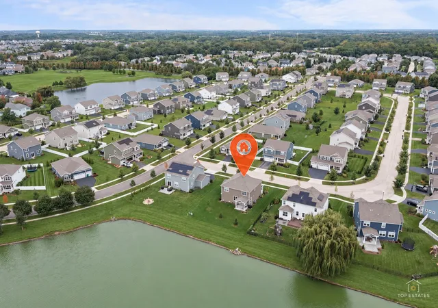 Photo 3 of Single family home for sale at 695 Kentshire Cir, Elgin, IL 60124 | MLS# 12788096 | Listing updated on 2026-10-23