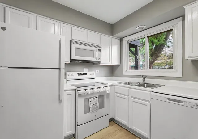 Listing Photo 4 - Condo for sale in building located at 220 W Colfax St, Palatine, IL 60067 - Unit #102