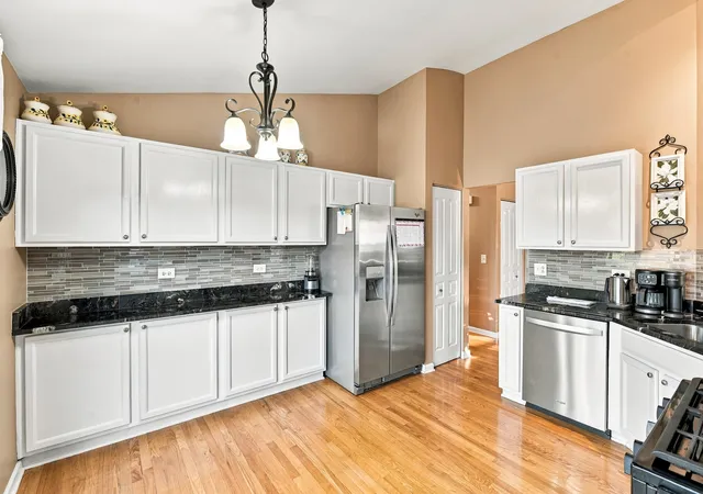 Listing Photo 4 - Condo for sale in building located at 24916 W Gates Ln, Plainfield, IL 60585 - Unit #24916