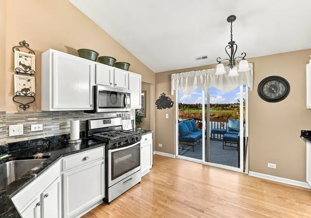 Listing Photo 5 - Condo for sale in building located at 24916 W Gates Ln, Plainfield, IL 60585 - Unit #24916