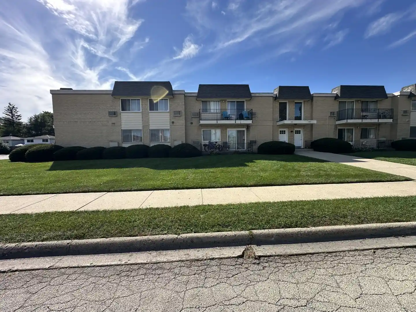 Listing Photo 2 - Condo for sale in 1430 N Evergreen Ave located at 1430 N Evergreen Ave, Arlington Heights, IL 60004 - Unit #2AS