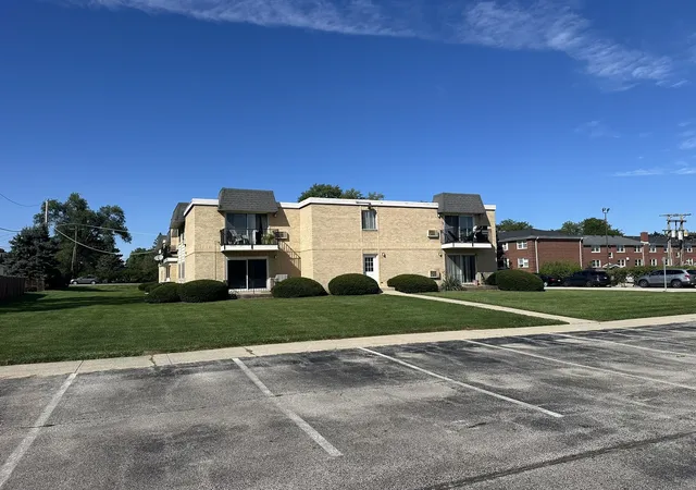 Photo 2 of Condo for sale at 1430 N Evergreen Ave #2AS, Arlington Heights, IL 60004 | MLS# 12788114 | Listing updated on 2026-10-18