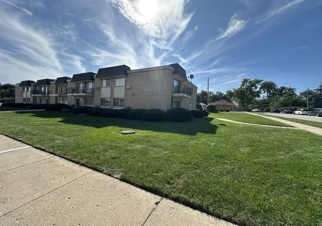 Photo 3 of Condo for sale at 1430 N Evergreen Ave #2AS, Arlington Heights, IL 60004 | MLS# 12788114 | Listing updated on 2026-10-18