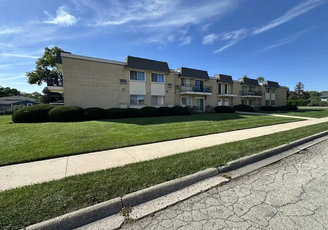 Photo 4 of Condo for sale at 1430 N Evergreen Ave #2AS, Arlington Heights, IL 60004 | MLS# 12788114 | Listing updated on 2026-10-18