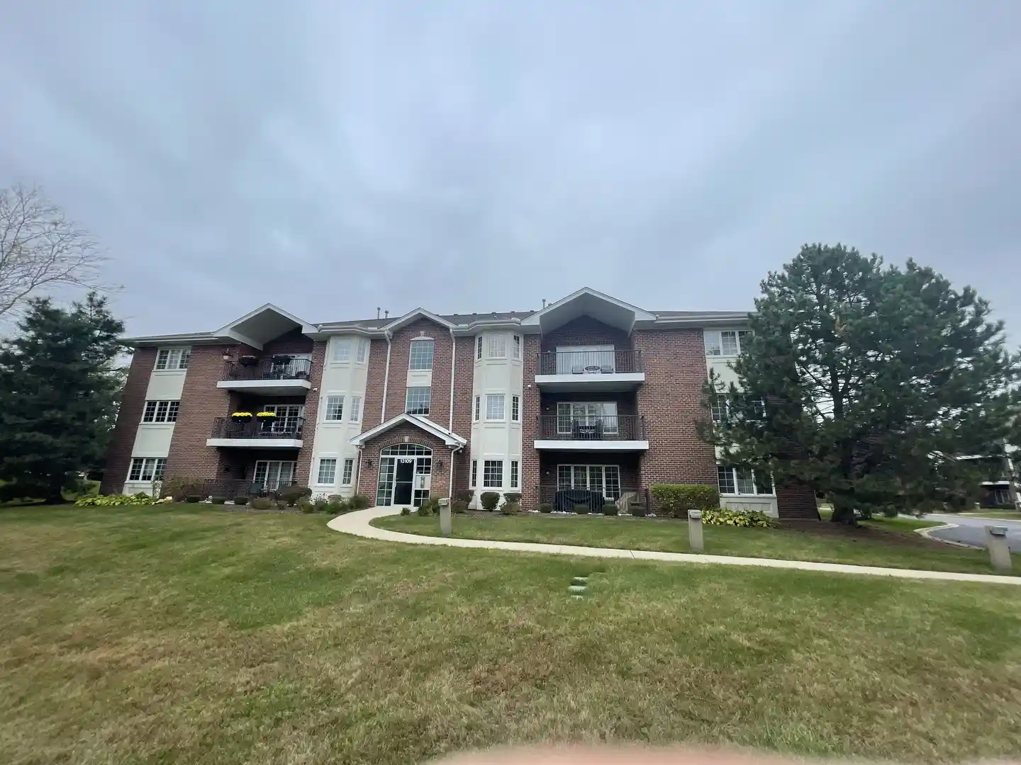 Listing Photo 1 - Condo for sale in 13109 Forest Ridge Dr located at 13109 Forest Ridge Dr, Palos Heights, IL 60463 - Unit #3D