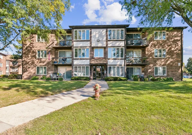 Photo 2 of Condo for sale at 4948 Circle Ct #704, Crestwood, IL 60418 | MLS# 12788168 | Listing updated on 2026-10-28