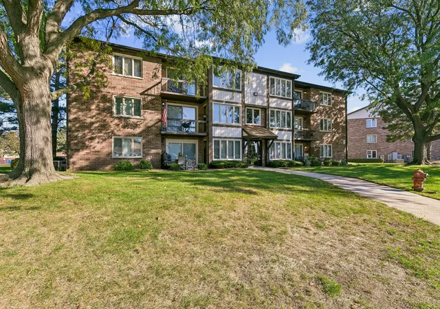 Photo 3 of Condo for sale at 4948 Circle Ct #704, Crestwood, IL 60418 | MLS# 12788168 | Listing updated on 2026-10-28