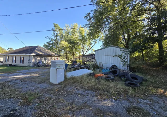 Photo 3 of Sale Pending at 2321 Upchurch St, Eldorado, IL 62930 | MLS# 12788169 | Listing updated on 2026-10-21
