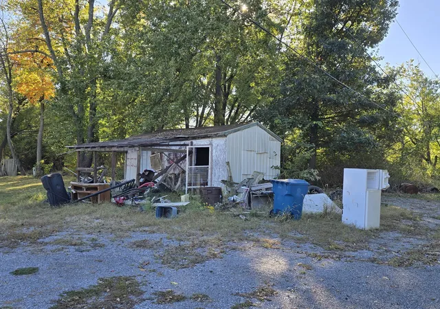Photo 3 of Sale Pending at 2321 Upchurch St, Eldorado, IL 62930 | MLS# 12788169 | Listing updated on 2026-10-21