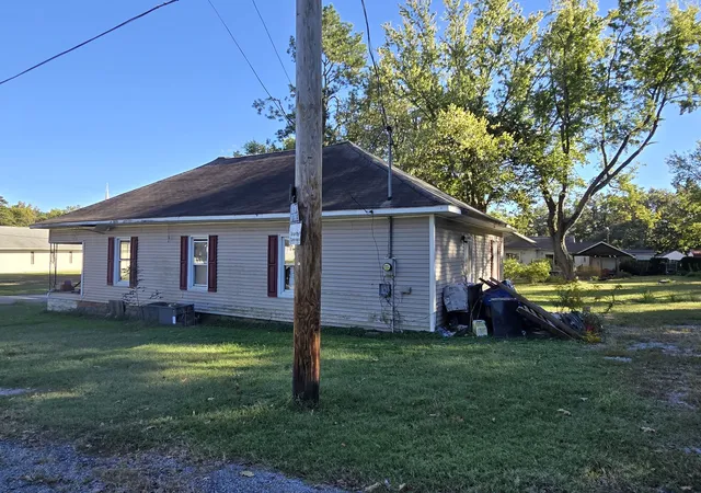 Photo 4 of Sale Pending at 2321 Upchurch St, Eldorado, IL 62930 | MLS# 12788169 | Listing updated on 2026-10-21