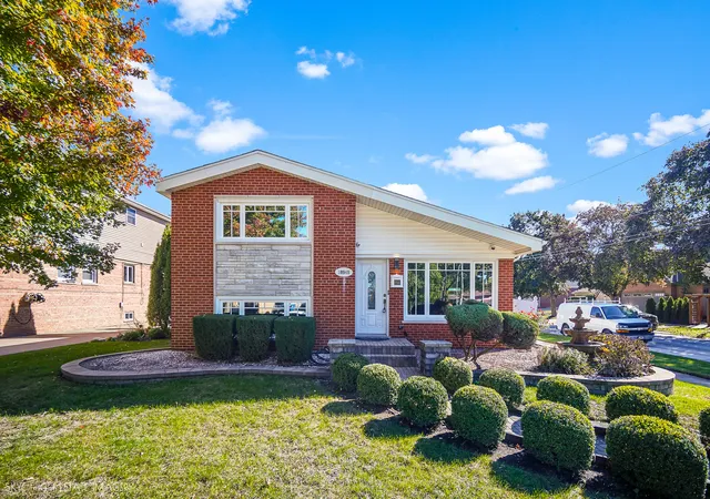 Single family home for sale at 10545 S Kenneth Ave, Oak Lawn, IL 60453 | MLS# 12788183