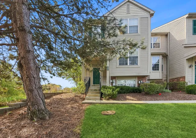 Townhouse for sale at 1071 Ellsworth Dr, Grayslake, IL 60030 | MLS# 12788193