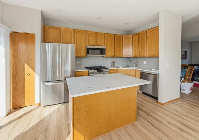Photo 4 of Townhouse for sale at 1071 Ellsworth Dr, Grayslake, IL 60030 | MLS# 12788193 | Listing updated on 2026-10-20
