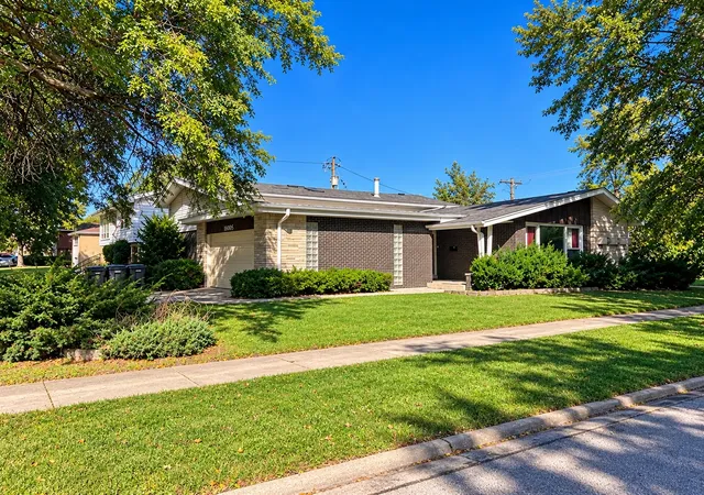 Single family home for sale at 16005 Avalon Ave, South Holland, IL 60473 | MLS# 12788221