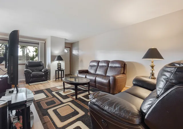 Photo 2 of Single family home for sale at 537 Farthing Ln, Des Plaines, IL 60016 | MLS# 12788342 | Listing updated on 2026-10-20