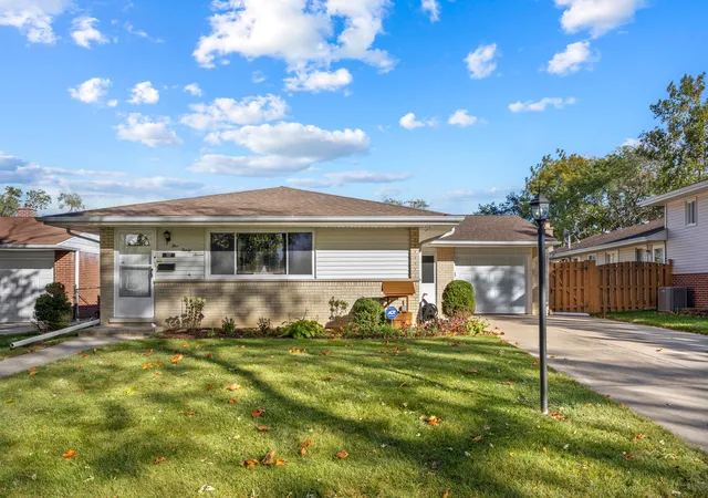 Single family home for sale at 537 Farthing Ln, Des Plaines, IL 60016 | MLS# 12788342