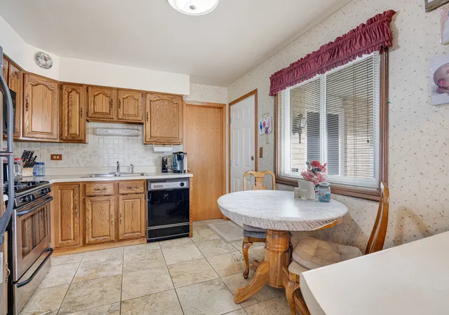 Photo 4 of Single family home for sale at 537 Farthing Ln, Des Plaines, IL 60016 | MLS# 12788342 | Listing updated on 2026-10-20