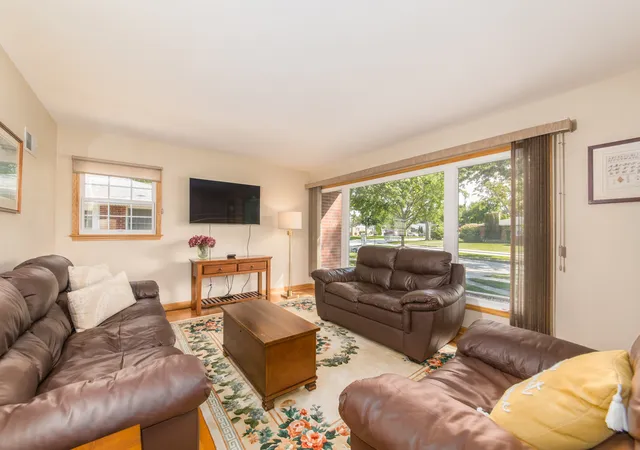 Photo 2 of Single family home for sale at 502 W Lonnquist Blvd, Mount Prospect, IL 60056 | MLS# 12788388 | Listing updated on 2026-10-22