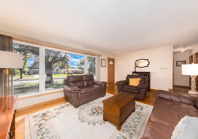 Photo 4 of Single family home for sale at 502 W Lonnquist Blvd, Mount Prospect, IL 60056 | MLS# 12788388 | Listing updated on 2026-10-22