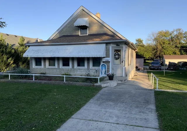 Photo 2 of Single family home for sale at 1124 N Hickory St, Joliet, IL 60435 | MLS# 12788393 | Listing updated on 2026-10-20