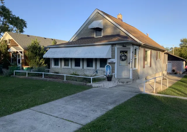 Photo 3 of Single family home for sale at 1124 N Hickory St, Joliet, IL 60435 | MLS# 12788393 | Listing updated on 2026-10-20