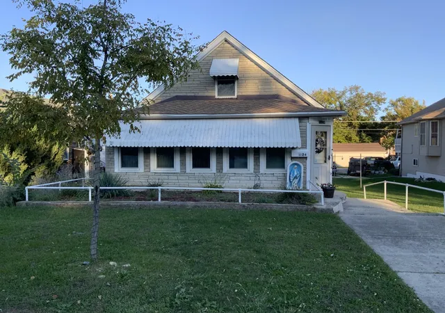 Photo 4 of Single family home for sale at 1124 N Hickory St, Joliet, IL 60435 | MLS# 12788393 | Listing updated on 2026-10-20