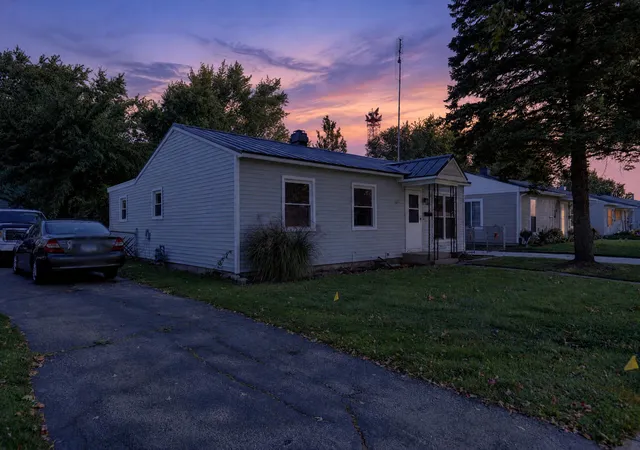 Photo 3 of Single family home for sale at 527 Fairlane Ave, De Kalb, IL 60115 | MLS# 12788396 | Listing updated on 2026-10-22