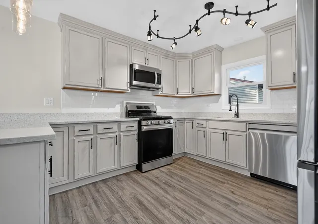 Photo 3 of Single family home for sale at 527 Fairlane Ave, De Kalb, IL 60115 | MLS# 12788396 | Listing updated on 2026-10-22