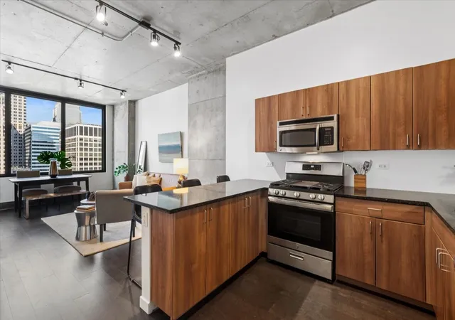 Photo 3 of Condo for sale at 235 W Van Buren St #2816, Chicago, IL 60607 | MLS# 12788416 | Listing updated on 2026-10-22